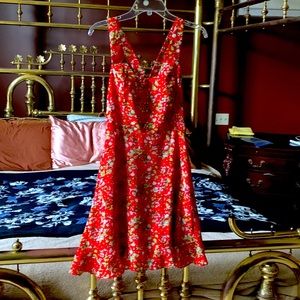 Beautiful t dress with ruffled bottom. Polyester lined